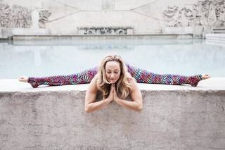 Kino MacGregor feet photo thumbnail