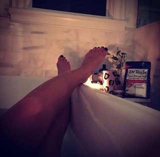 Jessie James Decker feet photo thumbnail