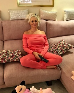 Daniela Katzenberger feet photo thumbnail