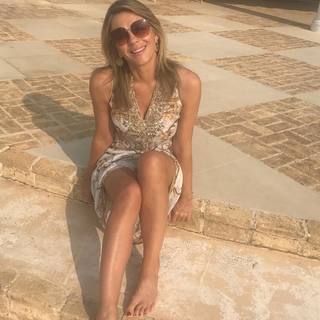 Elizabeth Hurley feet photo thumbnail