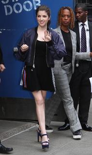 Anna Kendrick feet photo thumbnail