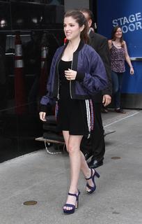 Anna Kendrick feet photo thumbnail