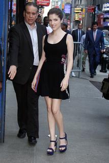 Anna Kendrick feet photo thumbnail