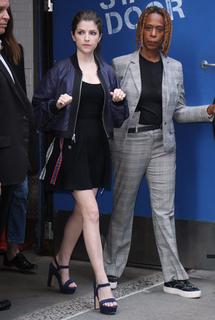 Anna Kendrick feet photo thumbnail