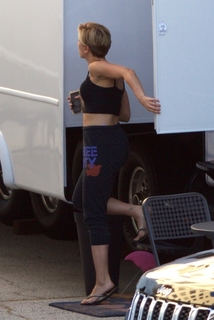 Scarlett Johansson feet photo thumbnail