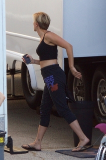 Scarlett Johansson feet photo thumbnail