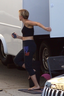 Scarlett Johansson feet photo thumbnail