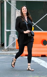 Liv Tyler feet photo thumbnail