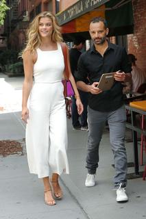 Nina Agdal feet photo thumbnail