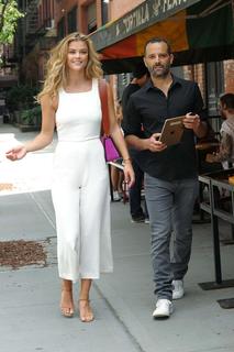 Nina Agdal feet photo thumbnail