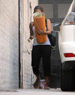 Halle Berry feet photo thumbnail