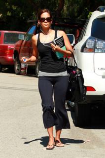 Halle Berry feet photo thumbnail