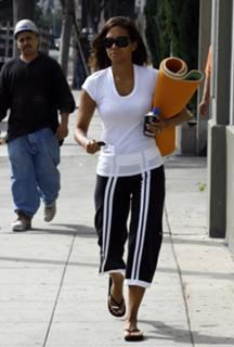 Halle Berry feet photo thumbnail