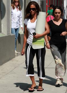 Halle Berry feet photo thumbnail