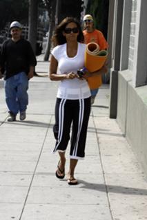 Halle Berry feet photo thumbnail