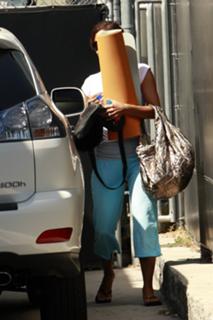Halle Berry feet photo thumbnail