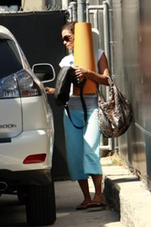 Halle Berry feet photo thumbnail