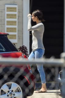 Selena Gomez feet photo thumbnail