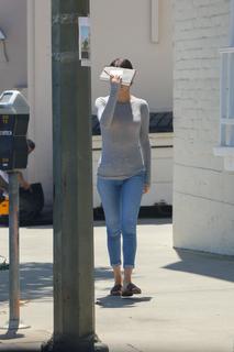 Selena Gomez feet photo thumbnail