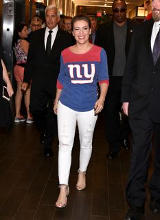 Alyssa Milano feet photo thumbnail