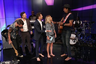 Kelly Ripa feet photo thumbnail