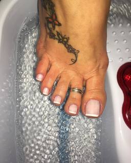 Karin Klemp feet photo thumbnail