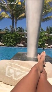 Pia Mia feet photo thumbnail