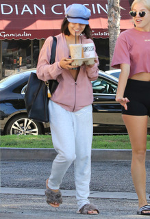 Vanessa Hudgens feet photo thumbnail