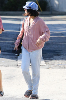 Vanessa Hudgens feet photo thumbnail