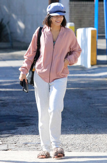 Vanessa Hudgens feet photo thumbnail