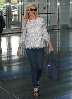 Reese Witherspoon feet photo thumbnail