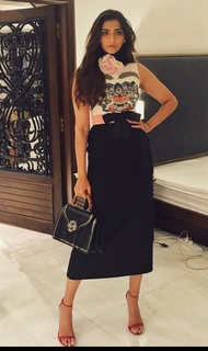 Sonam Kapoor feet photo thumbnail