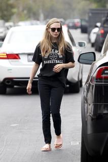 Amanda Seyfried feet photo thumbnail