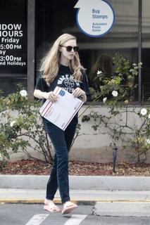 Amanda Seyfried feet photo thumbnail