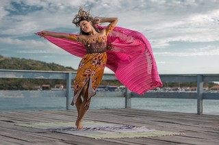 Isis Valverde feet photo thumbnail