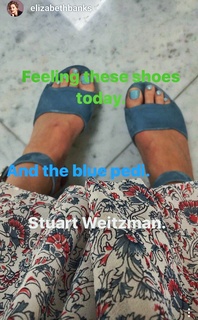 Elizabeth Banks feet photo thumbnail
