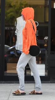 Bella Thorne feet photo thumbnail