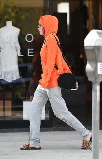 Bella Thorne feet photo thumbnail