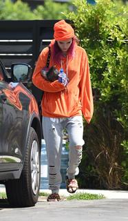 Bella Thorne feet photo thumbnail