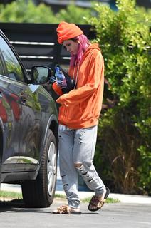 Bella Thorne feet photo thumbnail