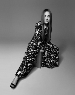 Sabrina Carpenter feet photo thumbnail
