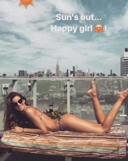 Izabel Goulart feet photo thumbnail