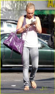 Hayden Panettiere feet photo thumbnail