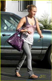 Hayden Panettiere feet photo thumbnail