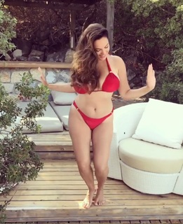 Kelly Brook feet photo thumbnail