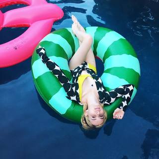 Emma Roberts feet photo thumbnail