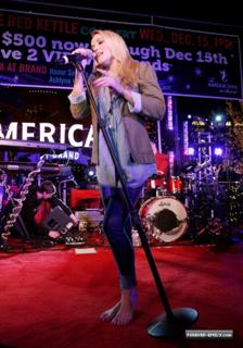 Emily Osment feet photo thumbnail