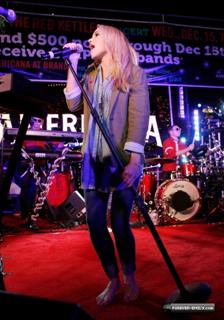 Emily Osment feet photo thumbnail