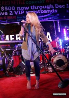 Emily Osment feet photo thumbnail