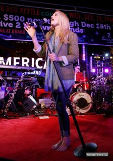 Emily Osment feet photo thumbnail